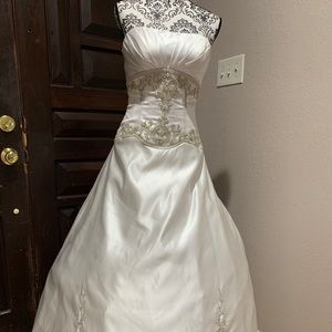 Marys Bridal Wedding Dress Gorgeous Strapless 8.


Marys Bridal Wedding Dress 8